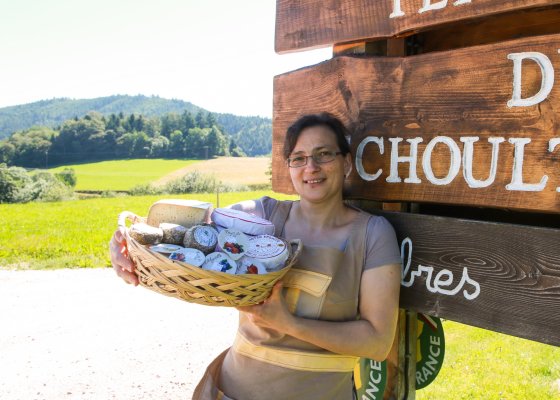Sylvie devant fromagerie