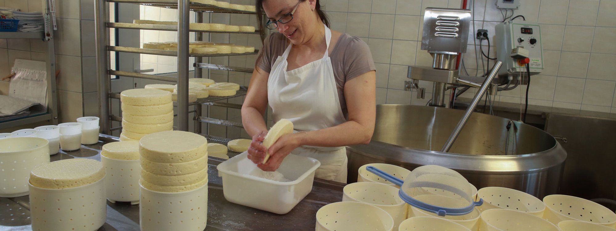 Sylvie Conreau dans son laboratoire de fabrication des fromages